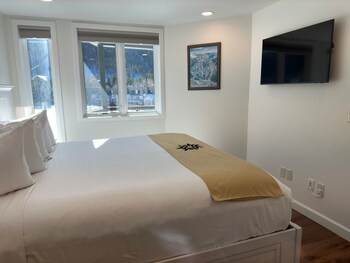 Beautiful Renovated 1Br Lakeside Condo 1 Bedroom Condo,,3 star