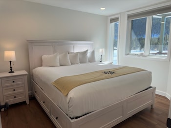 Beautiful Renovated 1Br Lakeside Condo 1 Bedroom Condo,,3 star