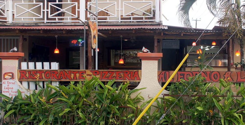 hotel posada los delfines