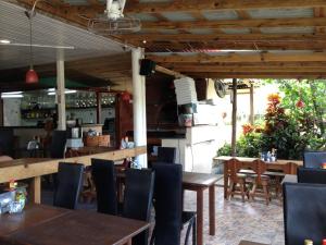 Hotel Posada Los Delfines,Bocas Del Toro Airport>>Bocas Del Toro,3 star