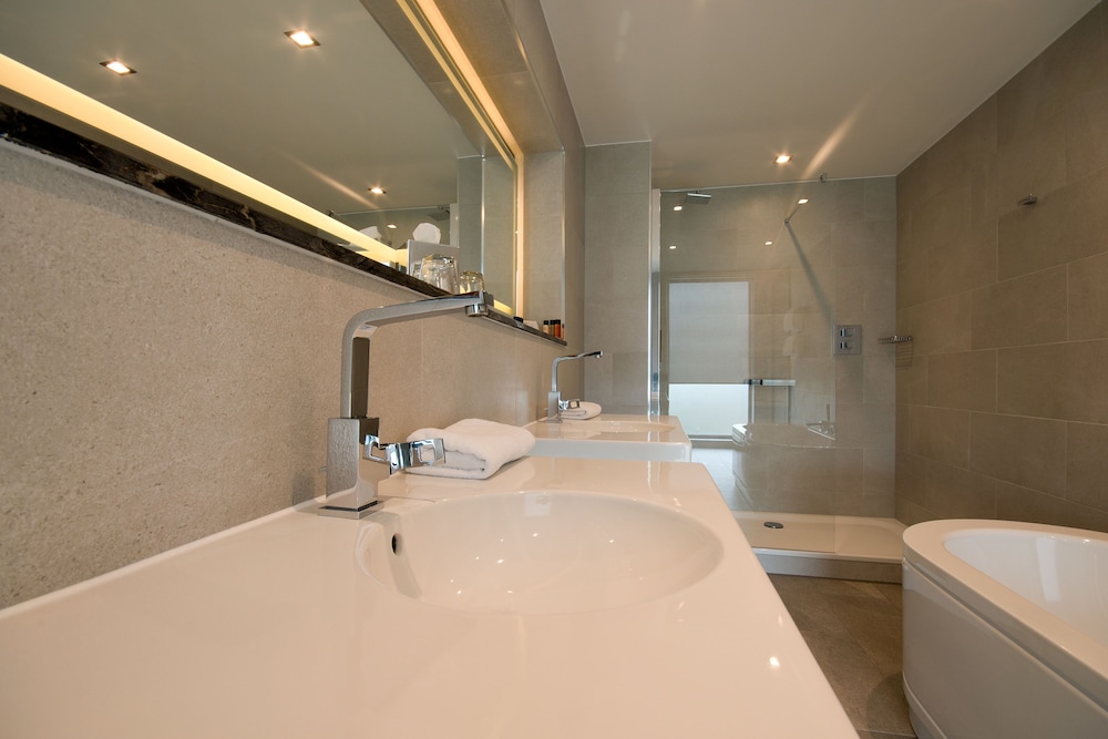 clayton hotel chiswick