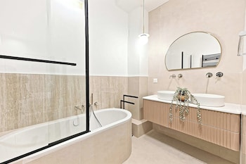 new flat with ac porte maillot arc de triomphe
