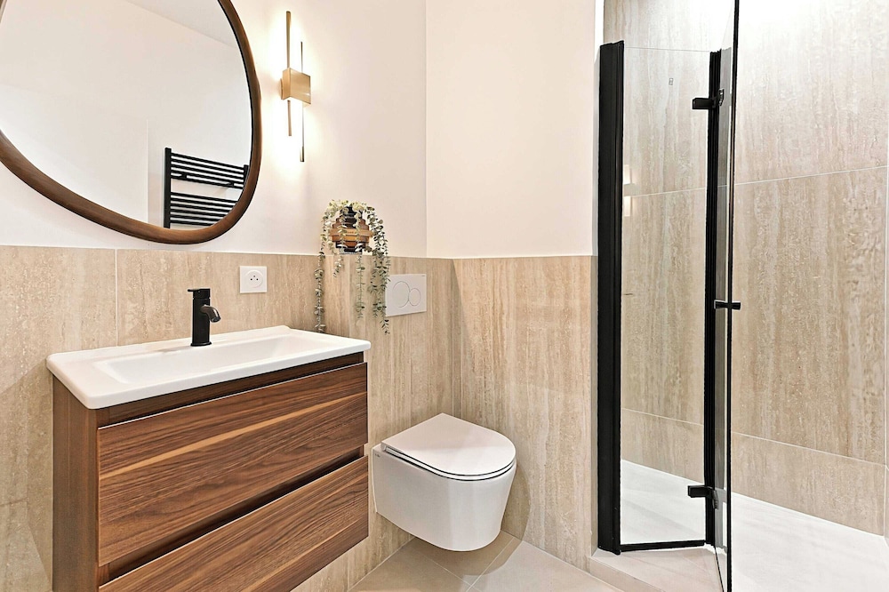 new flat with ac porte maillot arc de triomphe