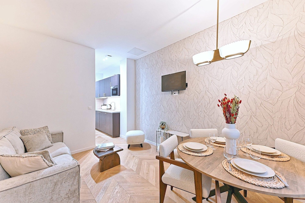 new flat with ac porte maillot arc de triomphe