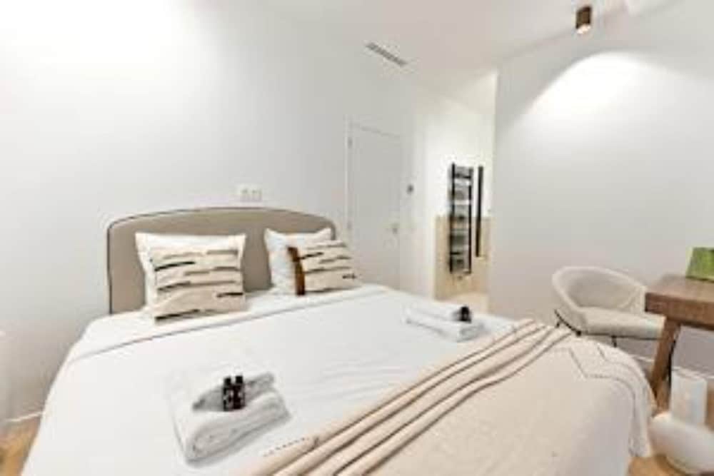 new flat with ac porte maillot arc de triomphe