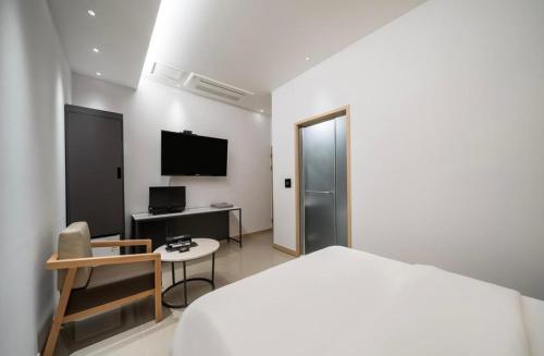 Hotel Myeong Jak,Near Suwonhyanggyo Confucian School,2 star