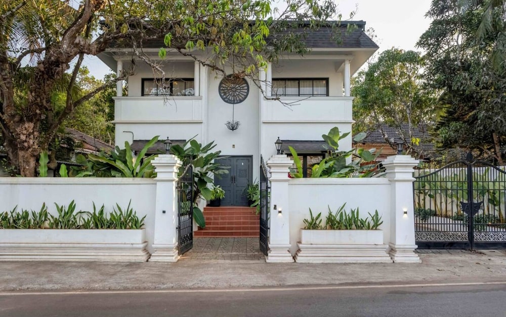 lux 3br villa in siolim 4km to beach wadi house