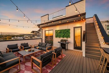 disco lounge double rooftop hot tub nashville