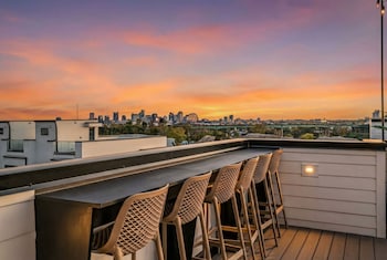disco lounge double rooftop hot tub nashville