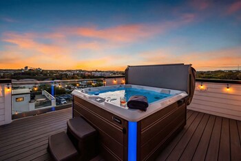 disco lounge double rooftop hot tub nashville