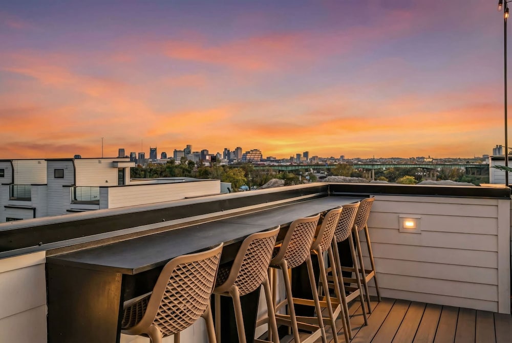 disco lounge double rooftop hot tub nashville
