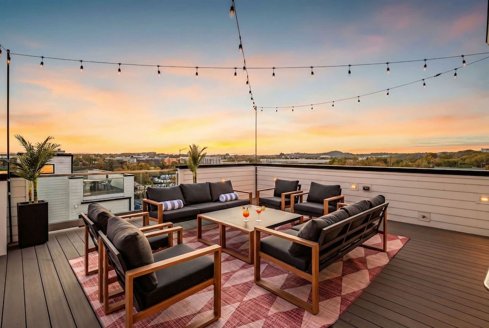 disco lounge double rooftop hot tub nashville