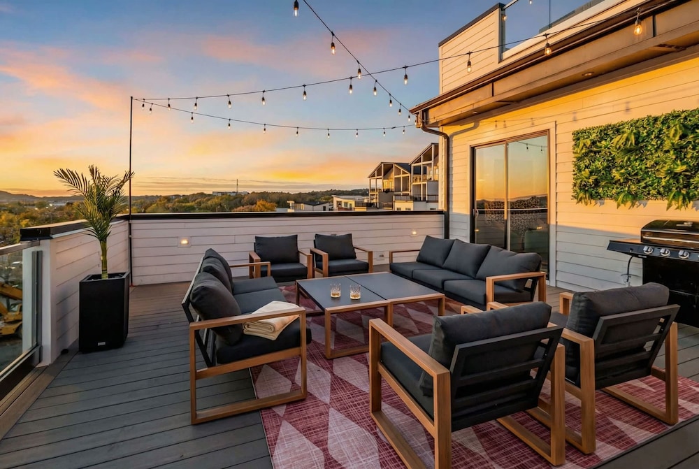disco lounge double rooftop hot tub nashville