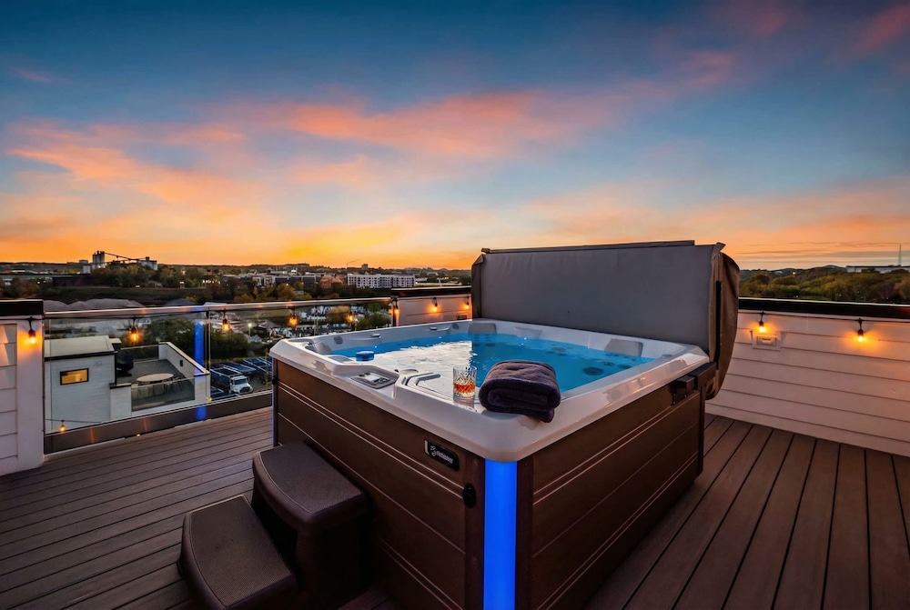disco lounge double rooftop hot tub nashville