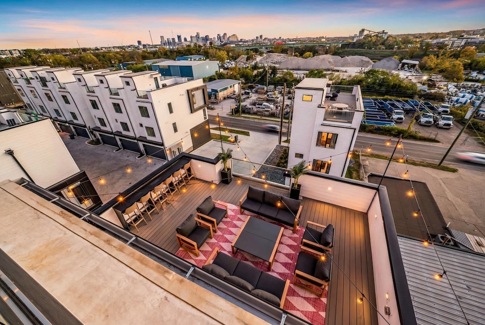 disco lounge double rooftop hot tub nashville