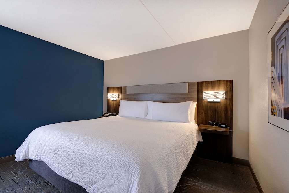 holiday inn express and suites central omaha by ihg