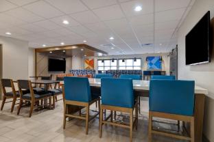 holiday inn express and suites central omaha by ihg