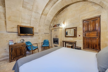 castle cave hotel