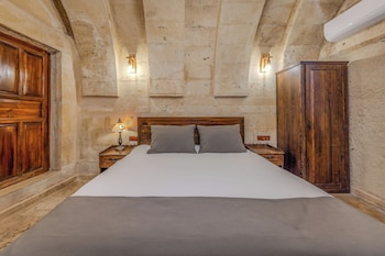 castle cave hotel