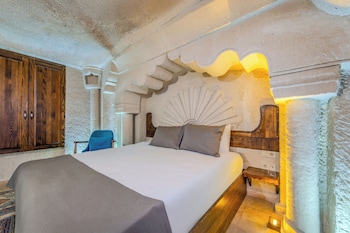 castle cave hotel