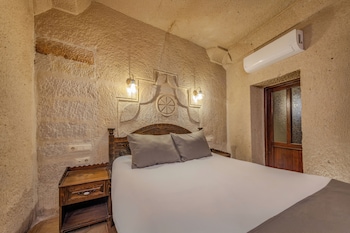 castle cave hotel