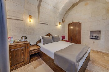 castle cave hotel