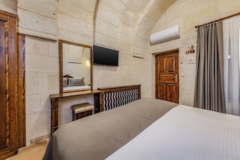 castle cave hotel
