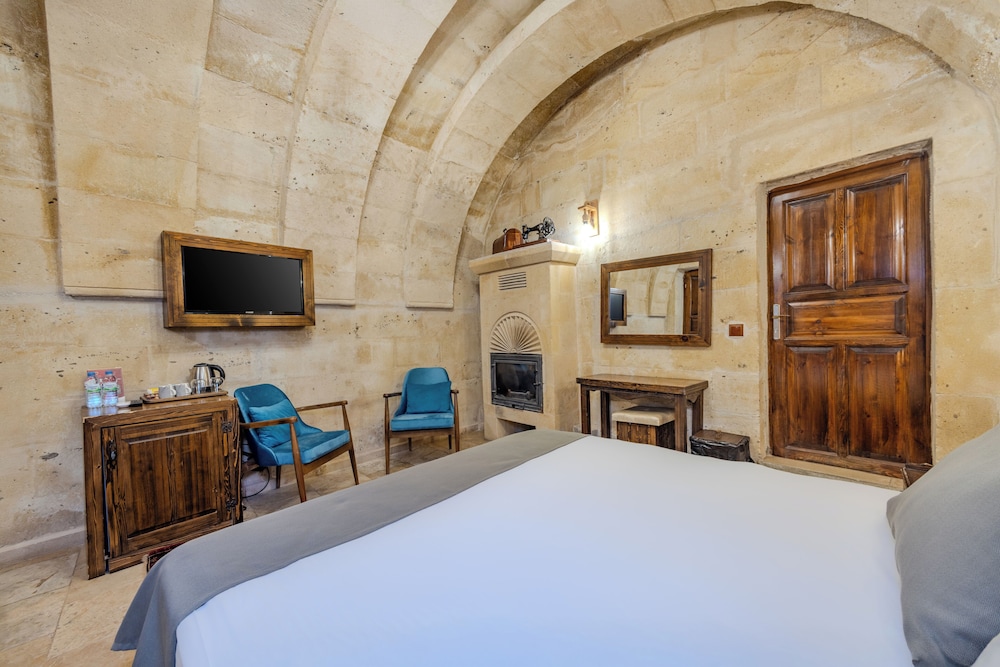 castle cave hotel