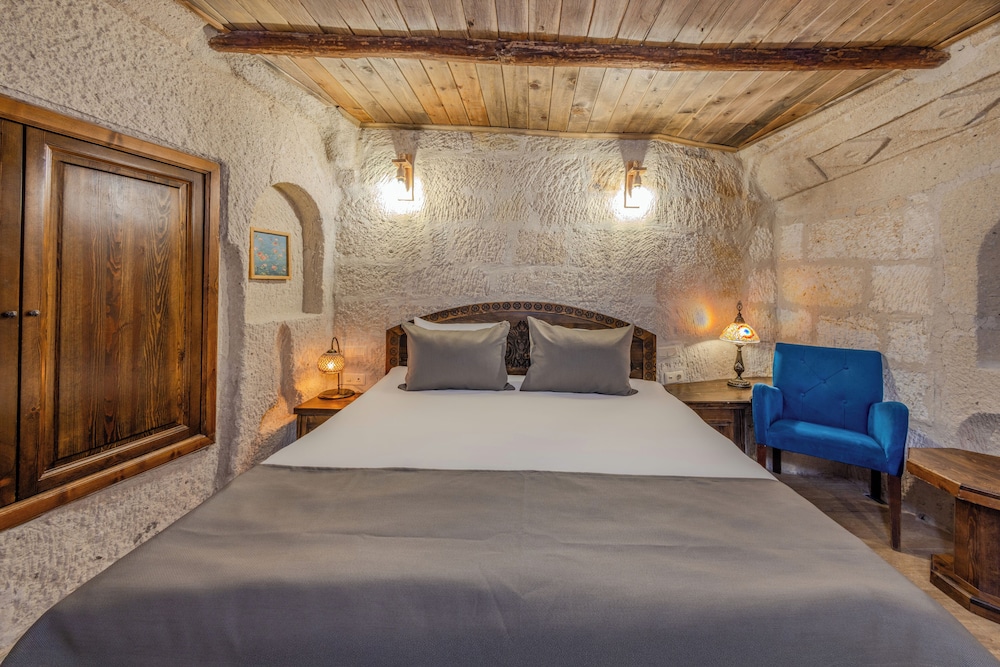 castle cave hotel
