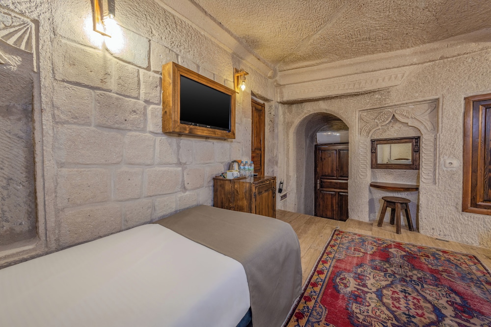 castle cave hotel