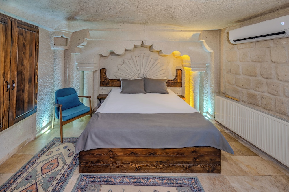 castle cave hotel