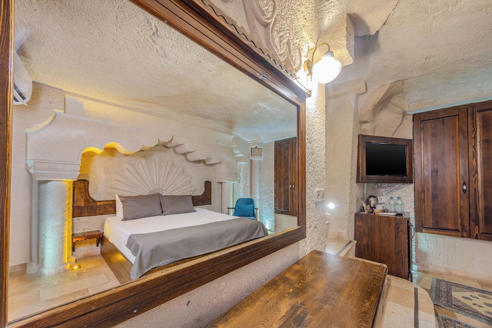 castle cave hotel