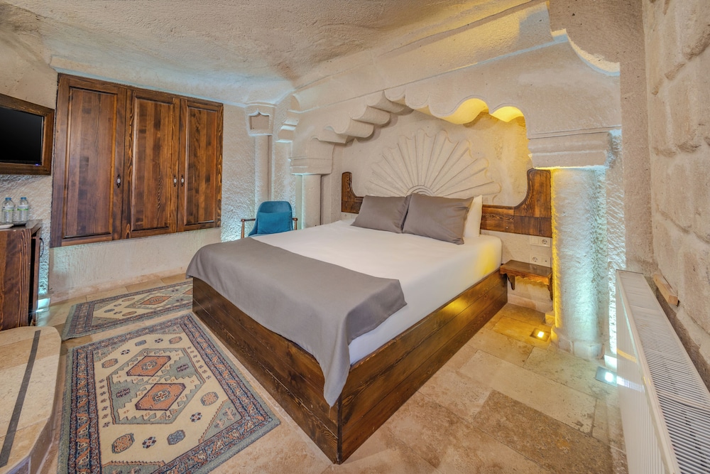 castle cave hotel