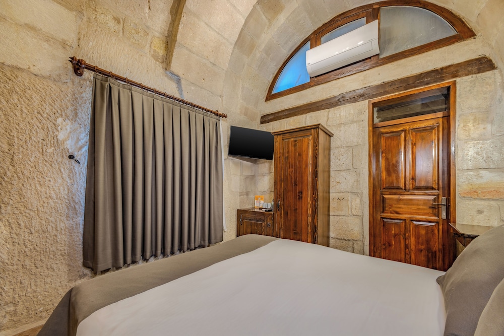 castle cave hotel