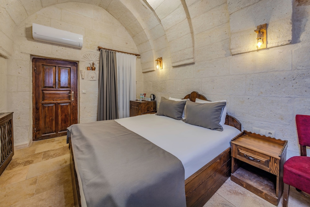 castle cave hotel
