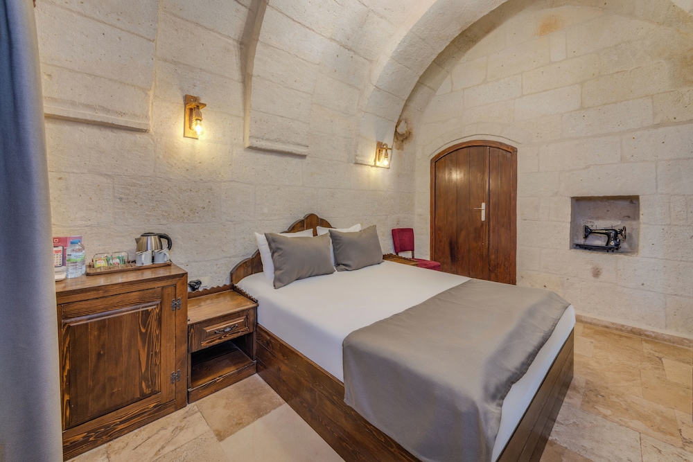castle cave hotel