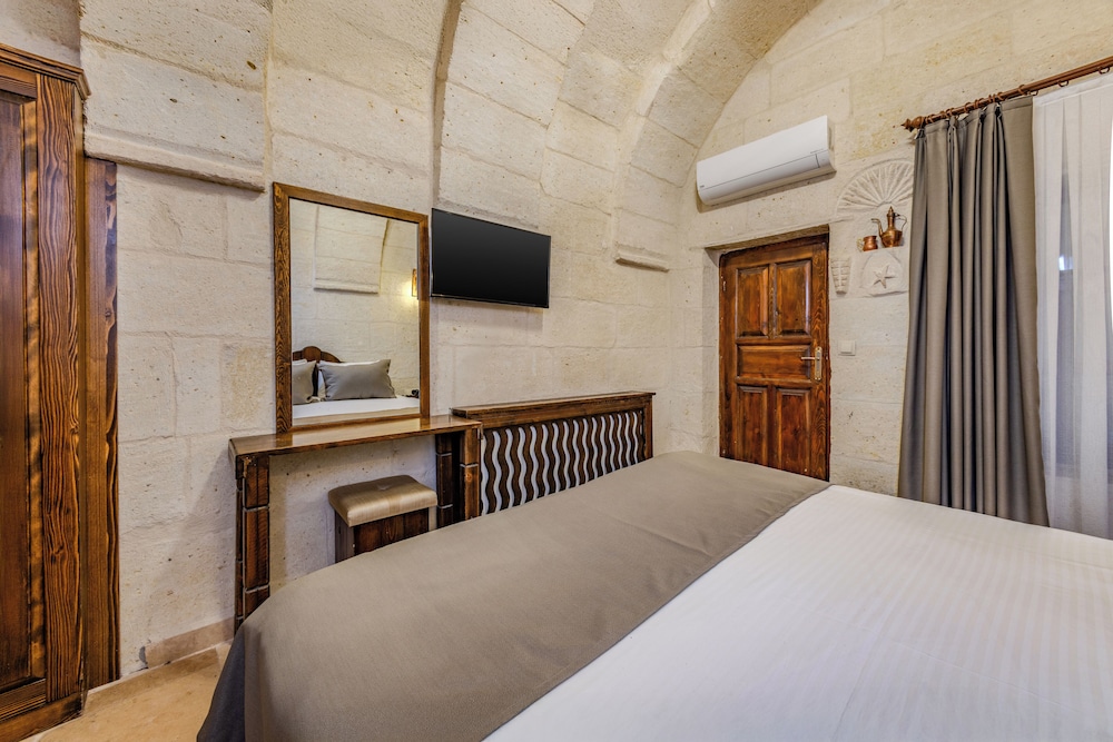 castle cave hotel