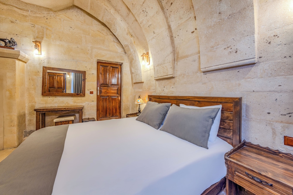 castle cave hotel
