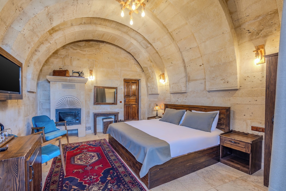 castle cave hotel