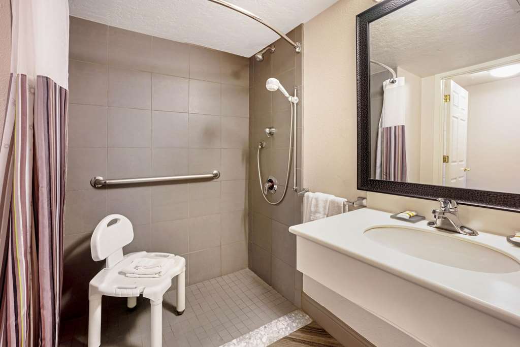la quinta inn and suites by wyndham tacoma seattle