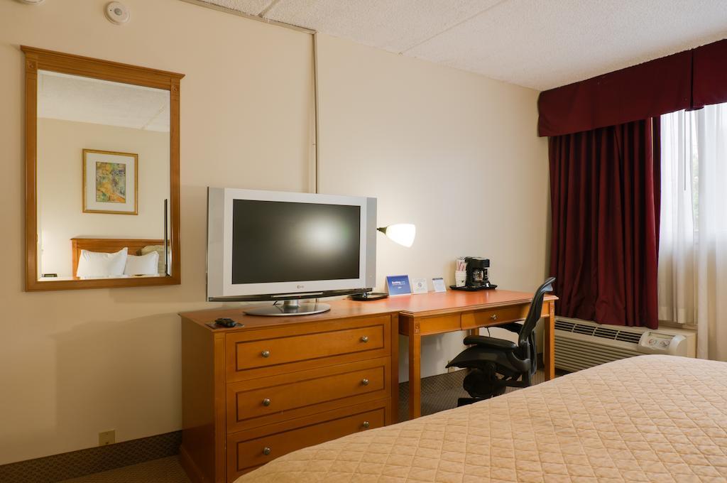 Howard Johnson Hotel&Conf Cntr By Wyndham Fullerton/Anaheim,Near Fullerton College,3 star