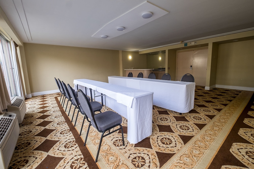 Howard Johnson Hotel&Conf Cntr By Wyndham Fullerton/Anaheim,Near Fullerton College,3 star