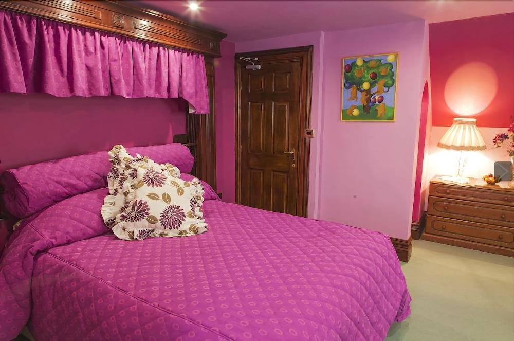 Little Red Rooster Rest And Spa,Pembroke>>New Hedges,4 star