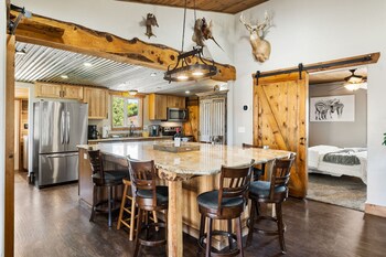 Zebra Rustic Retreat 3Br Home On Zebra Ranch,7625 North Williamson Valley Road,2 star