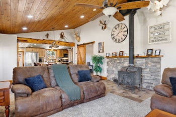 Zebra Rustic Retreat 3Br Home On Zebra Ranch,7625 North Williamson Valley Road,2 star