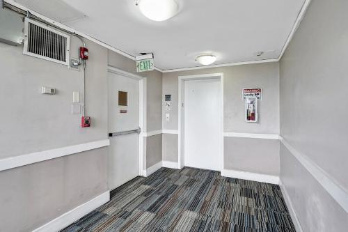 Ocean Dr 1Br Miami Beach Getaway,710 Washington Ave,3 star