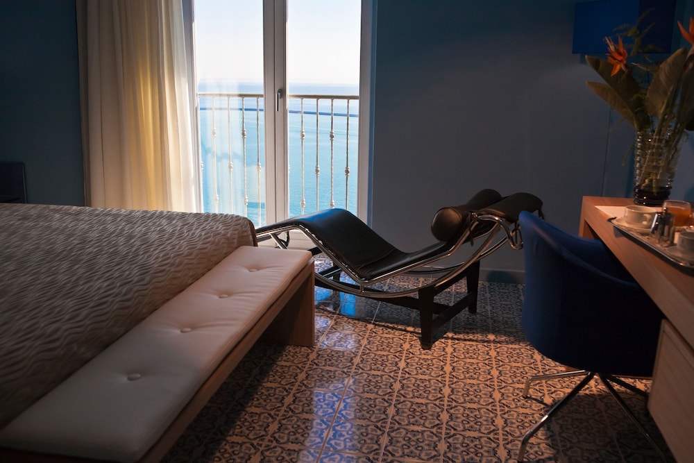 lloyds baia hotel