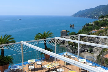 lloyds baia hotel