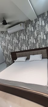 Hotel Shri Vishwanath,Luxa Road D.53/88-H   Jahumandi,2 star