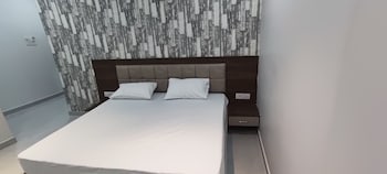 Hotel Shri Vishwanath,Luxa Road D.53/88-H   Jahumandi,2 star